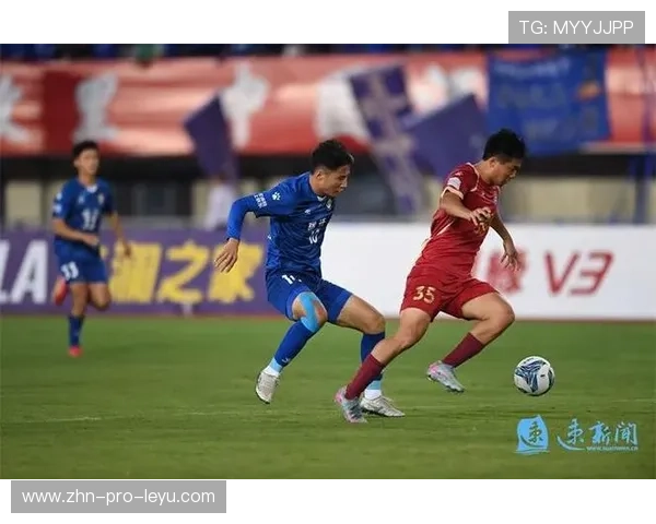 球员在比赛中展现强烈的拼抢欲望获得教练认可，球员们的比拼很热烈,赢得了观众的阵阵喝彩